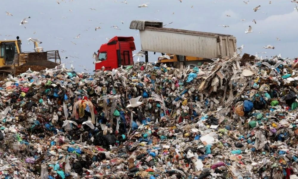 Ιράν: Ρακοσυλλέκτης εντόπισε στα σκουπίδια τσάντα με χρυσό και χρήματα και τα επέστρεψε